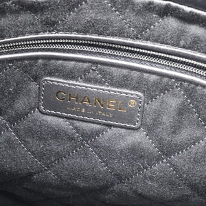 Shiny Quilted Medium Chanel 22 Black